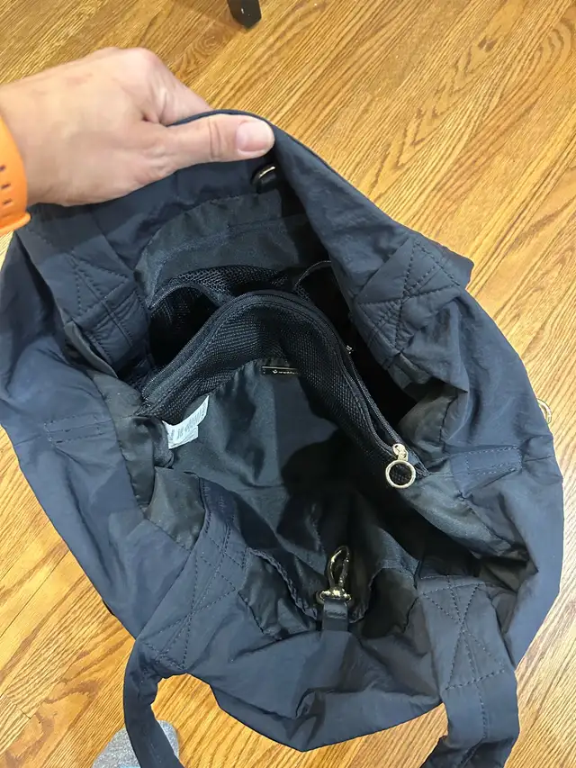 Lulu Lemon tote bag in Bags & Luggage in Markham / York Region - Image 3