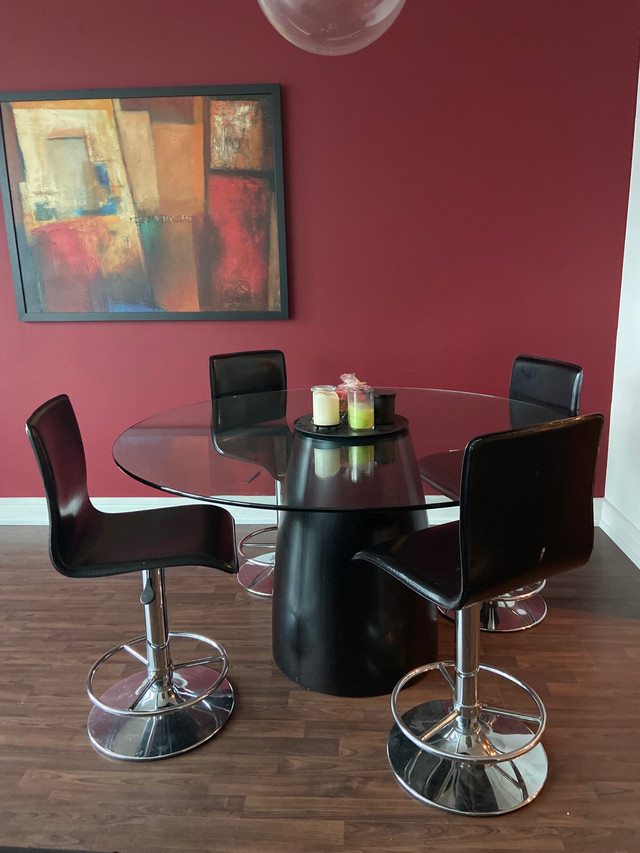 Glass Dining table and bar stool chairs  in Dining Tables & Sets in City of Toronto - Image 2