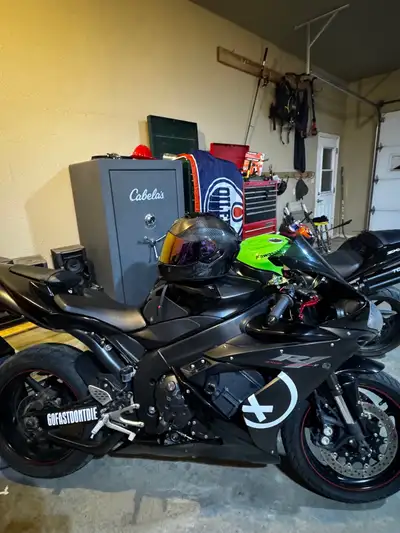 2005 r1 amazing bike just needs a starter and signal lights put back in. has 39*** kilometres but ru...
