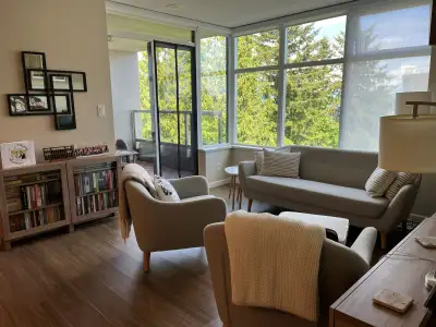 Beautiful, bright, clean 2 bedroom, 2 bathroom, 1 den, 2 balcony condo on the sixth floor. Has as ex...