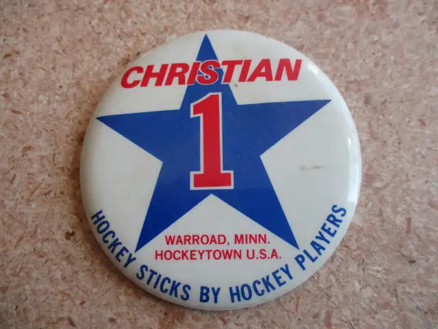 1970s CHRISTIAN #1 WARROAD HOCKEYTOWN HOCKEY STICK PIN $5. in Arts & Collectibles in Winnipeg - Image 2