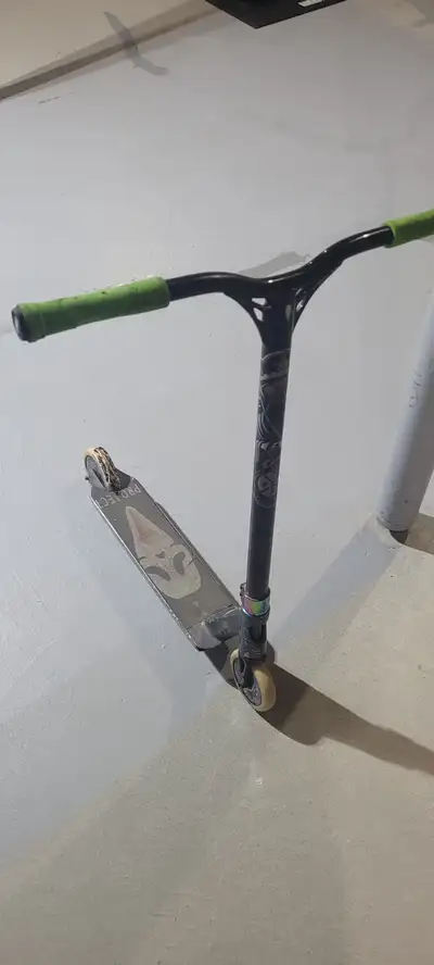 Richmond Hill- Trick scooter with reaper bars and envy wheels and deck Has Reaper bars 120mm wheels