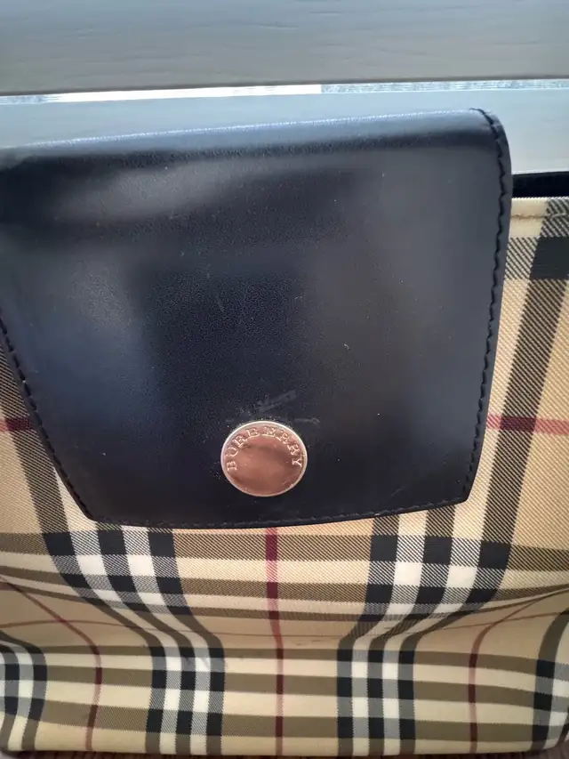 Burberry bag in Women's - Bags & Wallets in City of Toronto - Image 3