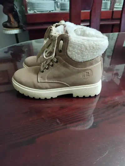 Bottes hiver. pour femmes neuve gr 40  ou 10.neuf, View more