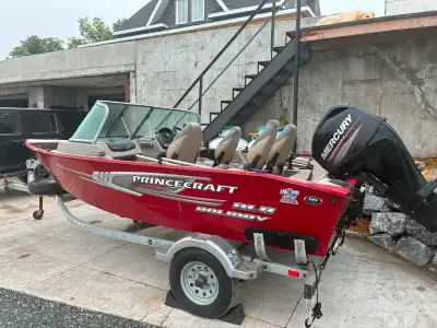Belle embarcation princecraft holiday 2014 avec moteur mercury 60hp 4t. La chaloupe a un vivier, un...