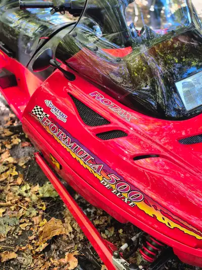 Je vends ma motoneige Ski-Doo Formula 500 Deluxe de 1995 en excellente condition pour son âge. Cette...