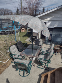 FREE DELIVERY!!  Beautiful 6 chair Patio set w umbrella $600
