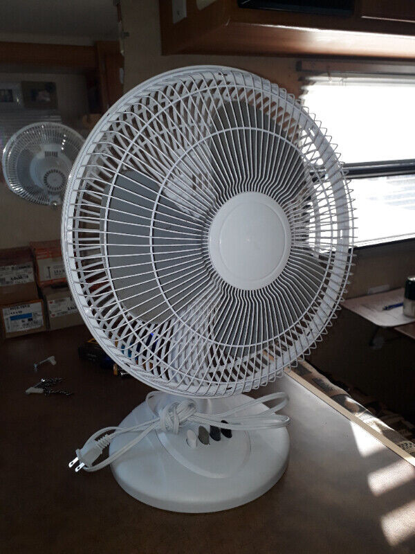 Oscillating Table Fan in Indoor Lighting & Fans in Kitchener / Waterloo - Image 2