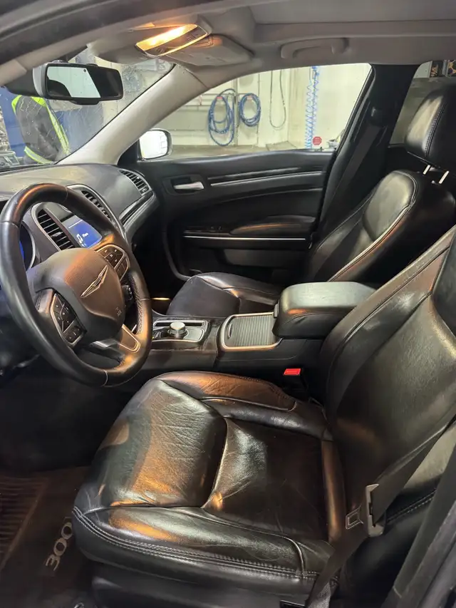 2017 Chrysler 300576493183976099847
