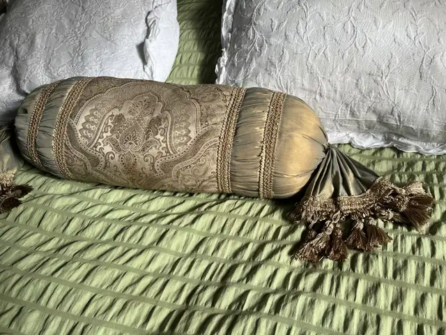 Ottoman decor large size pillow in Home Décor & Accents in Trenton - Image 3