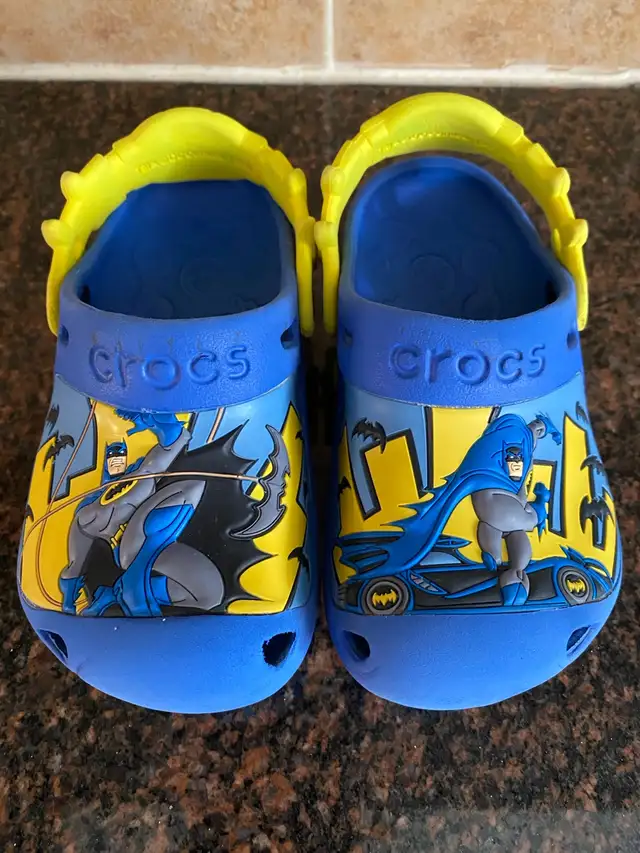Crocs Batman shoes toddler size 8/9 in Kids & Youth in Ottawa - Image 2