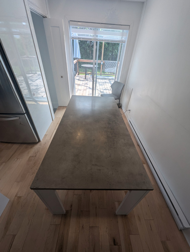 Table à manger - structube dans Mobilier de salle à manger et cuisine  à Ville de Montréal