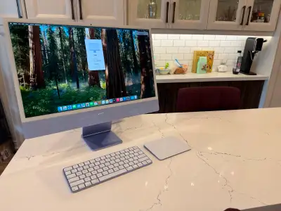 2021 M1 iMac 24” in amazing condition. Comes with Touch ID extended keyboard(not the shorter one in...