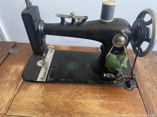 Antique Singer Sewing Machine and Base in Arts & Collectibles in Pembroke - Image 3
