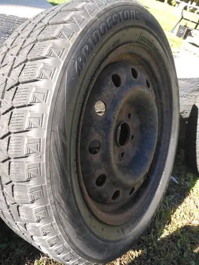 4 pneus sur jantes , étaient sur un Honda Honda Accord 2008 Bridgestone blizzack d'hiver 205/60 r16...