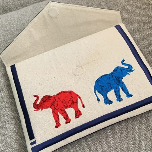 TANYA TAYLOR Elephant Clutch. New with Tags. in Women's - Bags & Wallets in Markham / York Region - Image 2