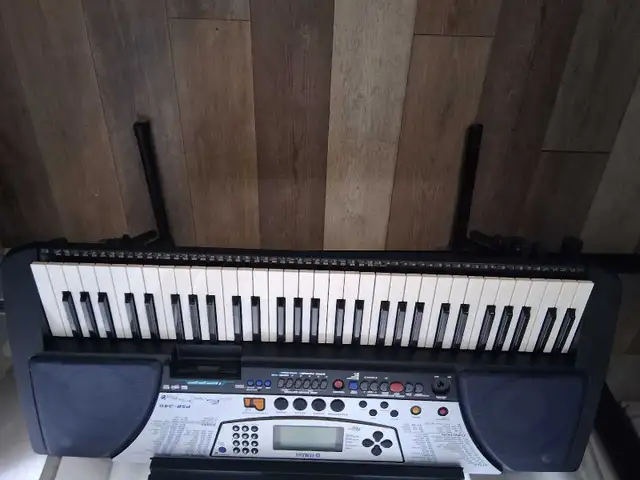 Yamaha Keyboard in Pianos & Keyboards in City of Montréal - Image 4