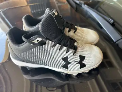 Selling these youth Underarmor Baseball Cleats , size 3Y. Great shape only used for a few games . As...
