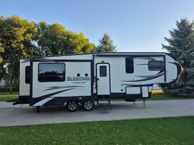Fall deal. 2014 Elkridge Extreme Light by Heartland Model E289 Only 8,287 Lbs empty weight. Can be t...