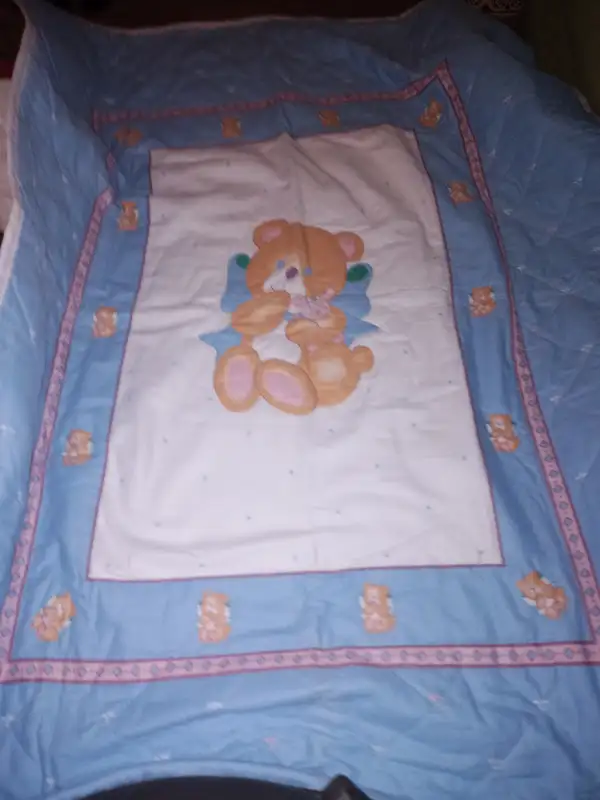 BABY  CRIB  QUILT & 2 FITTED SHEETS in Cribs in Sarnia - Image 3