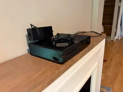 * Marque: Microsoft * Modèle: Xbox One * Inclus: Une manette et câbles d'alimentation Le prix demand...