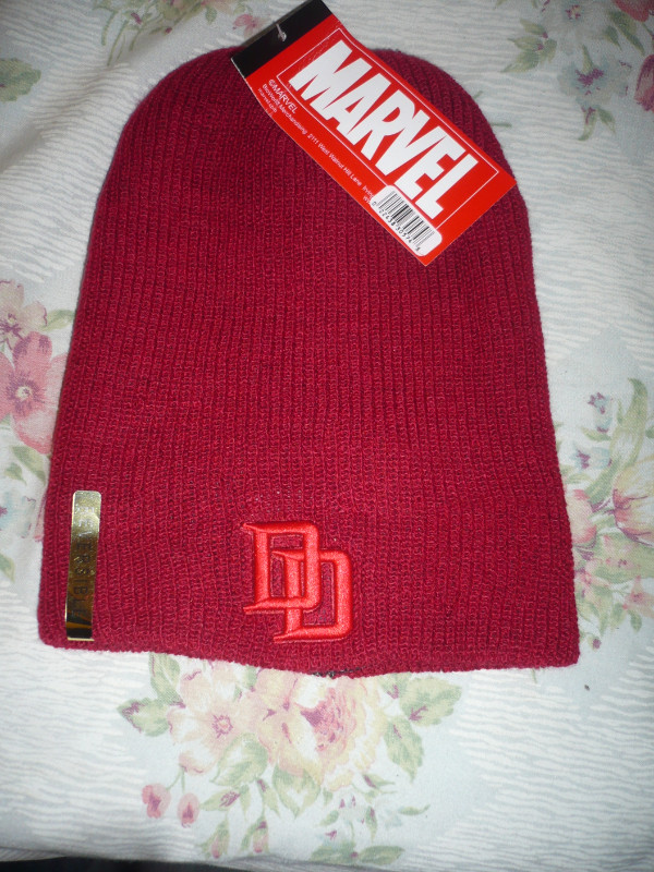 Marvel DareDevil/Punisher reversible beanie/toque in Other in Cambridge - Image 2