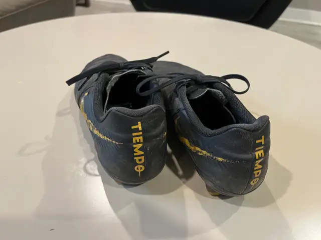 Nike Tiempo Soccer Cleat - Size US 8 in Soccer in Winnipeg - Image 4