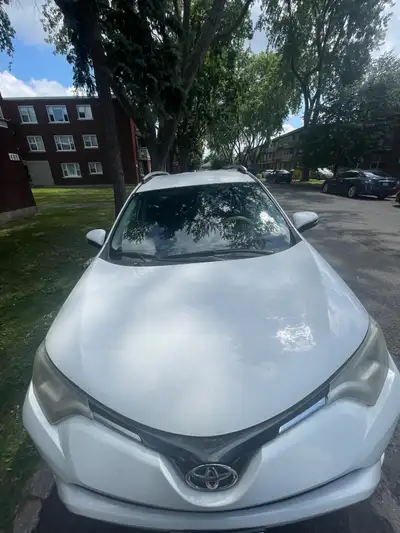 Je vends mon auto parceque je dois voyager pour un long séjour hors du pays