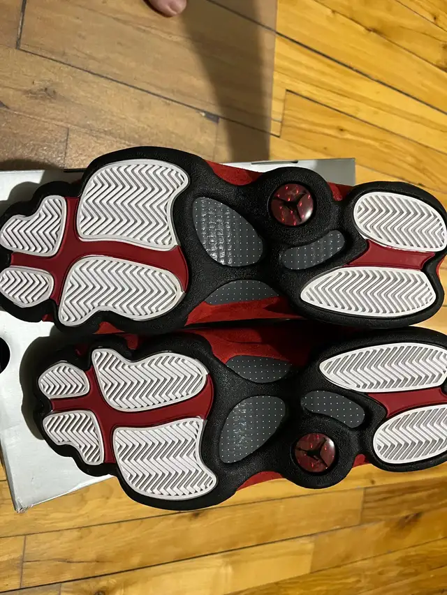 Jordan 13 Chicago 2017 Size 9 Deadstock in Men's Shoes in City of Montréal - Image 4