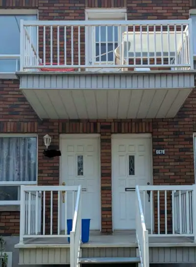 Logement à louer, disponible pour le 1er septembre 2025, à 1500$ par mois. Situé en haut d’un duplex...