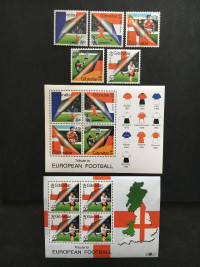 TIMBRES ET FEUILLET. GIBRALTAR 2000, SOCCER ET MAILLOTS.