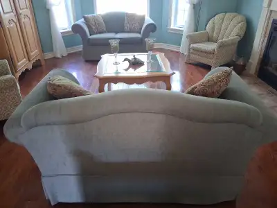 2 belle causeuse a vendre et pour une causeuse 125. Dollars et très propre, a qui la chance