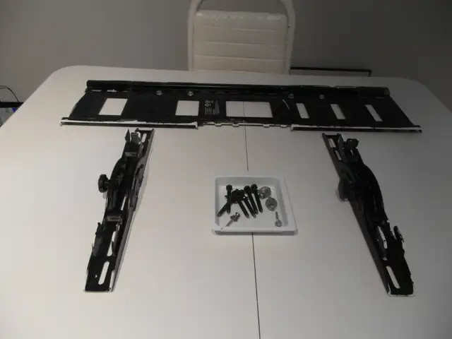 Sanus VMPL3 Support mural inclinable in Video & TV Accessories in Québec City - Image 3