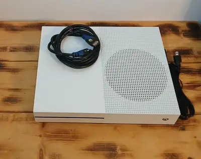 Fonctionne parfaitement 1To de stockage Vient avec cordon d'alimentation et câble HDMI Pas de manett...