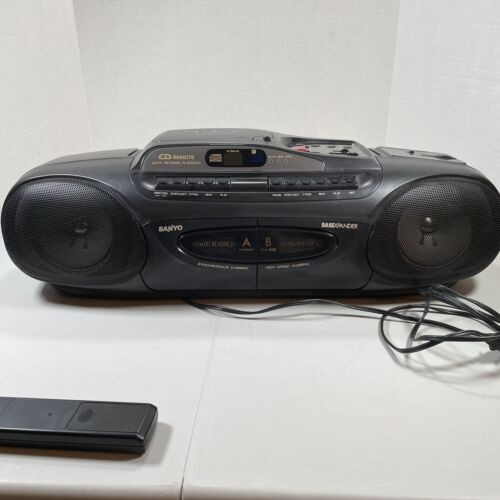 I deliver! SANYO BassXpander Stereo Cassette Radio in Arts & Collectibles in Edmonton