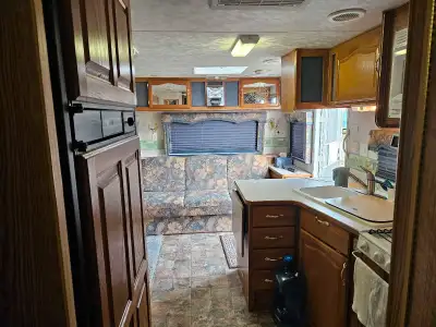 Discover the joys of the open road with this 2004 25-foot Komfort travel trailer, your cozy home awa...