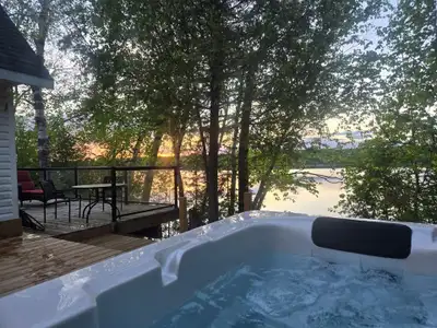 ☀️ Welcome to your perfect getaway! Nestled along the beautiful Ottawa River in Plaisance, this 2-be...