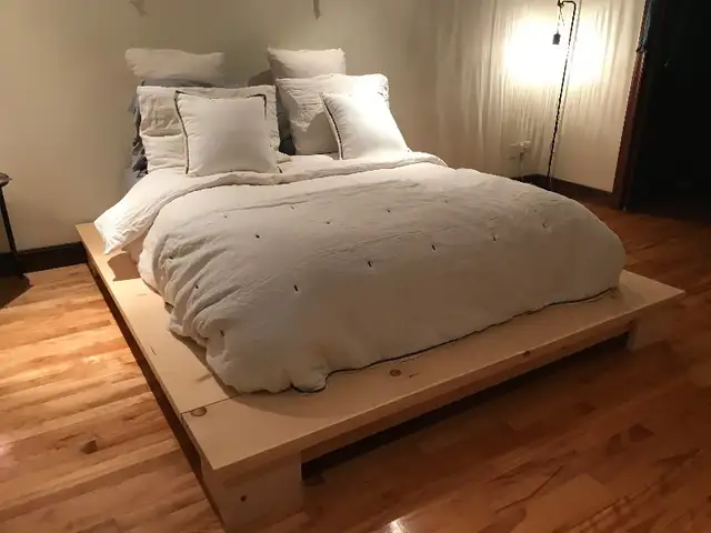 Base de lit en bois neuve in Beds & Mattresses in City of Montréal - Image 7