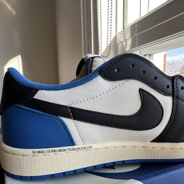Jordan 1 Retro Low SP Fragment x Travis Scott in Men's Shoes in City of Toronto - Image 5