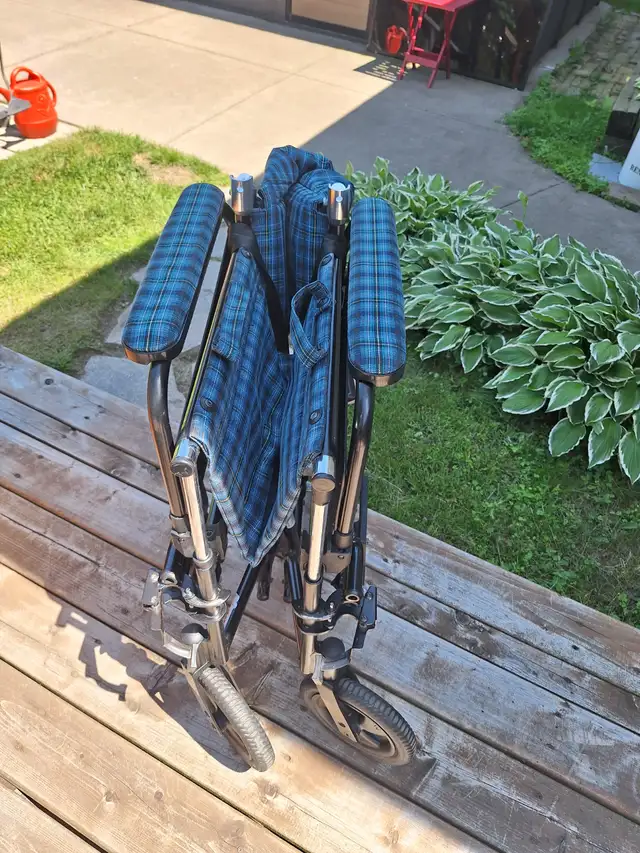 Fauteuil roulant de type compagnon in Health & Special Needs in Trois-Rivières - Image 3