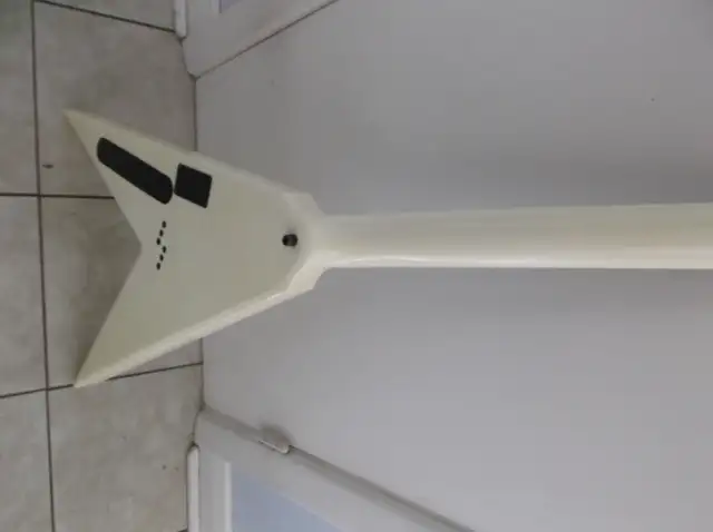 Peavey flying V guitare in Guitars in Sherbrooke - Image 8