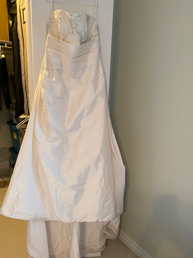 Wedding dress - size 10 , petite  in Wedding in Barrie - Image 4