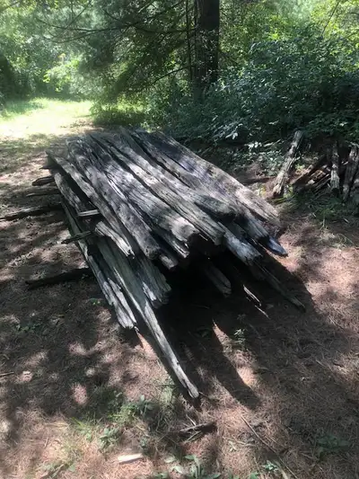 Tres belle perche de cedre à clôture , j'en ai 44 et des poteaux, View more