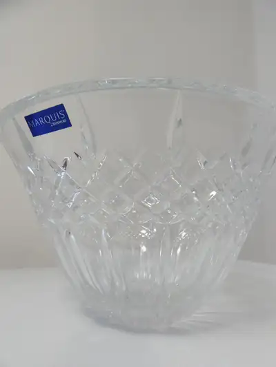 Lovely Irish crystal bowl 8 inches Marquis by Waterford in the Shelton pattern, Classic diamond cut...