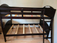 Twin bunk bed 