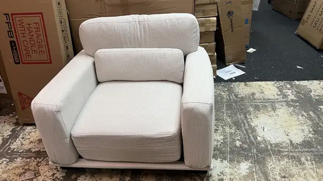 40" Accent Chair, Modern Armchair with Deep Seats, Comfy Upholst in Chairs & Recliners in Markham / York Region - Image 3