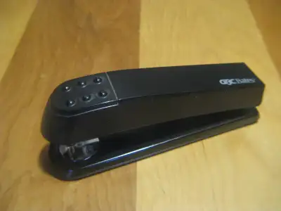 Brocheuse robuste GBC Bates modèle 520D.