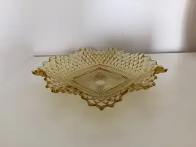 Plat a bonbons des annees 40, couleur miel, en parfaite condition. Dimension: 7" x 7" x 1 3/4". Tres...