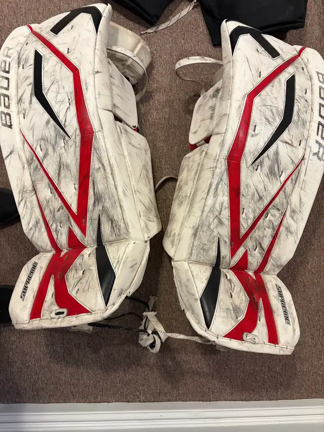 Bauer Goalie Equipment in Hockey in Markham / York Region - Image 6