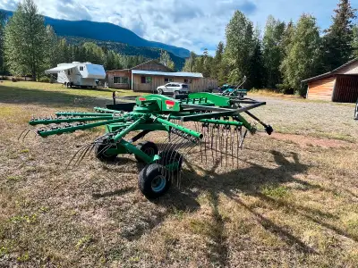 540 PTO, hydraulic lift, 13 ft working width, 11 ft raking width.